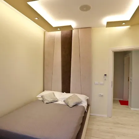 Amis House *